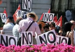 Les fonctionnaires, tous corps confondus, ont manifesté leur colère contre le plan de rigueur du gouvernement de droite (DR)