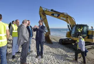 François Commeinhes, le président de Thau Agglo, sur le chantier du lido dont la première tranche, découpée en plusieurs séquences, sera achevée en décembre 2015. (© Thau Agglo)