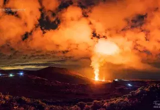 Flamboiement. Le 2 février 2017 à 4h20 depuis le Piton de Bert. Le Piton de la Fournaise fait son show son et lumière. (© Frog 974 Photographies)