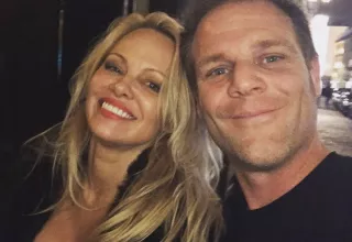 Gaillard, avec Pamela, sur Twitter avant de s'enfermer dans une cage avec elle : "J'refuse jamais la photo à une groupie. #PamelaAnderson #ForTheAnimals #ToBeContinued". (© NQTV)