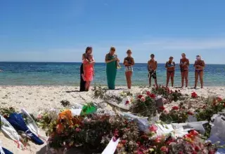 Des gerbes de fleurs en hommage aux 37 touristes exécutés le vendredi 26 juin... (DR)