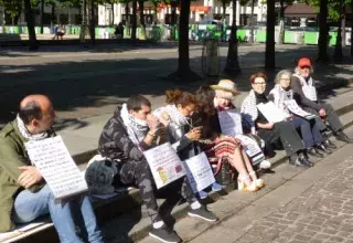 trois hommes et trois femmes se sont installés en journée à la Fontaine des Innocents, dans le quartier central des Halles de la capitale (DR)