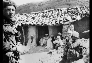 Parachutistes de l'armée française en opération dans des zones montagneuses occupées par des paysans pauvres... (DR)