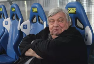 Ce titre historique de Champion de France valait bien une belle « coupe » au couleurs du MHSC, pour Loulou ! (DR) Ce titre historique de Champion de France valait bien une belle « coupe » au couleurs du MHSC, pour Loulou ! (DR)
