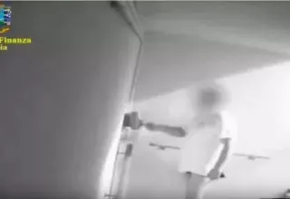 Vidéo de surveillance montrant un employé pointant en slip kangourou