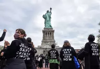 Contre les bombardements de Gaza, 300 000 personnes ont marché à Washington, 500 juifs rassemblés au Pied de la statue de la Liberté 