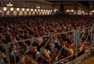 Le mouvement de foule est intervenu suite à la peur d’une alerte à la bombe, à 10 minutes de la fin du match remporté 4 buts à 1 par le Real Madrid contre la Juventus de Turin. Le mouvement de foule est intervenu suite à la peur d’une alerte à la bombe, à 10 minutes de la fin du match remporté 4 buts à 1 par le Real Madrid contre la Juventus de Turin.