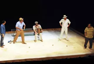 En scène, sur un boulodrome grandeur nature, quatre joueurs au cours d’une partie de pétanque haute en couleurs et au verbe fort : avec un rapatrié d’Algérie, un français de l’immigration algérienne, un Provençal « de souche » et  un Parisien fraîchement arrivé en Provence