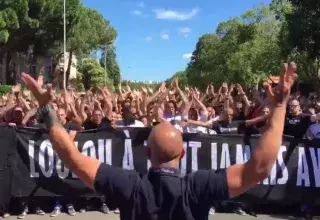 La Mosson a vibré au son de "ici, c'est la Paillade" sur fond de fumigène de couleurs orange et bleu pour rendre hommage à Louis Nicollin, fondateur du MHSC. (Capture d'écran France Bleu)