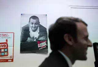 Le président de la République française a fait d'une pierre deux coups, sous le regard de Coluche, en passant aux Restos du Cœur et en appelant à renforcer la lutte antigaspi. (© Emmanuel Macron/Facebook)