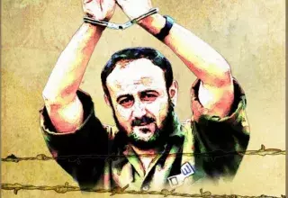 Marwan Barghouti menotté, en tenue de bagnard, et bras levés en signe de victoire... (DR)