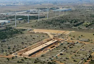 Construit sur l'ancien îlot F du camp, au milieu des constructions existantes, ce bâtiment de 4000 m2 est un espace de référence de l'histoire des déplacements contraints de populations et de leur mise sous contrôle, mais également un lieu de mémoire incontournable.