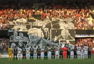 Face à Caen, le MHSC a rendu hommage du début à la fin au président Louis Nicollin décédé le 29 juin dernier. (© N.Deltort/MHSC)