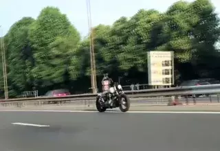 La moto fantôme a bien roulé seule sur l'A4 pendant plusieurs kilomètres. (Capture d'écran)