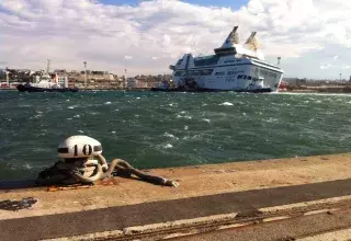 Les amarres du Napoléon Bonaparte ont lâché avant que le navire en cours de maintenance ne percute le quai d'en face. (© Philippe Pujol)