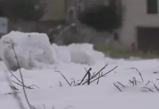 La perturbation neigeuse qui a touché la vallée du Rhône et le Gard Rhodanien ce mercredi 25 janvier 2017 s'est évacuée en laissant une couche de neige de quelques centimètres sur Bagnol-sur-Cèze et Pont-Saint-Esprit, mais l'épisode neigeux n'est pas terminé pour autant. (© TVSUD)