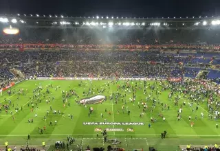Suite aux violences intervenues dans les tribunes du stade lyonnais, de nombreux supporters ont envahi la pelouse avant le début de match qui a été reporté de 45 miniutes. Suite aux violences intervenues dans les tribunes du stade lyonnais, de nombreux supporters ont envahi la pelouse avant le début de match qui a été reporté de 45 miniutes.