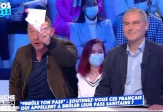 Il brûle son passe sanitaire en plein direct