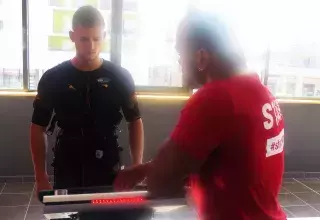 Le champion de boxe thaï Jimmy Vienot en mode électro-stimulation avec le coach Jo de Stim Wave. (© Nicolas Ethève) Le champion de boxe thaï Jimmy Vienot en mode électro-stimulation avec le coach Jo de Stim Wave. (© Nicolas Ethève)
