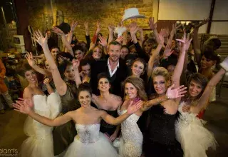 La traditionnelle photo de groupe des mannequins autour de Jérôme Blin pour son défilé de haute couture au Domaine Décalage ! (© Dam’s Photography)