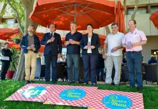 Dimanche, les mille premiers participants du pique-nique géant organisé à Vic-la-Gardiole recevront la nappe confectionnée aux couleurs de l’événement, ainsi que deux verres estampillés Thau Agglo.(DR)