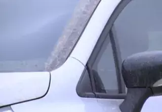 Une pluie épaisse, visqueuse et surtout chargée de sable s'est abattue sur l'Hérault et le Gard ce lundi 22 février 2016 au matin. Des averses qui ont saupoudré chaussées, voitures et parapluies d'une fine couche ocre. Du sable tout droit venu du Sahara, reportage vidéo.