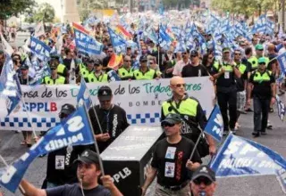 « Citoyens, nous vous demandons pardon pour ne pas arrêter les vrais responsables de cette crise: les banquiers et les politiques...» (DR)