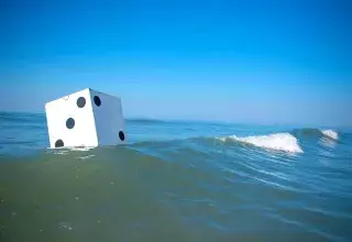 Régis Domergue a confectionné un dès d'un mètre cube qui a traversé le Languedoc-Roussillon, jusqu'à la mer. ( © Régis Domergue)