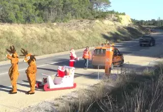 Ça commence au bord d’une route départementale avec un panneau "attention biches", puis ça se poursuit avec un traineau de rennes près d’une borne SOS de l’autoroute, avant de finir entre deux gendarmes qui ne peuvent apprécier le cadeau posé sur le radar automatique… 