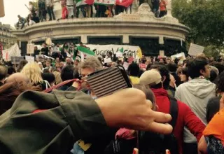 plusieurs milliers de personnes rasssemblées Place de la République à Paris... (N.T)