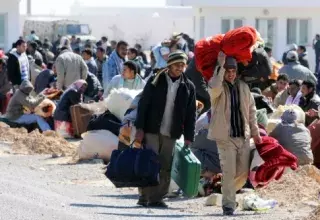 des familles entières errant sur des chemins, franchissant des haies de barbelés au péril le plus souvent de leur vie... (DR)