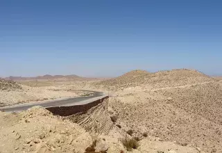 En Algérie, la route transsaharienne traverse plusieurs régions du pays, notamment le Hoggar, le Tassili n'Ajjer et le Ténéré. Elle passe également par des villes importantes comme Tamanrasset et Djanet.