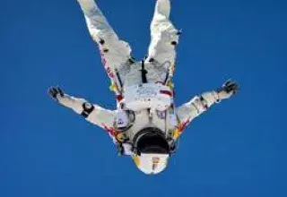 Baumgartner bat le record de la plus haute altitude atteinte par un homme en ballon, du plus haut saut et de la plus grande vitesse en chute libre... (DR)