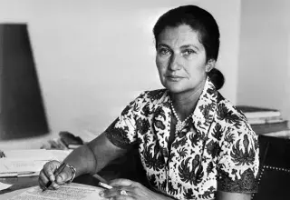 Grande femme politique française rescapée de la Shoah, Simone Veil a porté la voix des femmes de la France, tout au long de sa vie. 