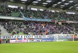 C'est pour ce genre de banderole fleurissant dans tous les stades de France, que l'ambiance est montée d'un cran à La Mosson. (© Malherbe Normandy Kop)