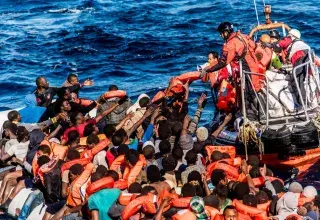 "Ouvrez-nous les portes, nous ne sommes pas venus violer vos lois. Ouvrez-nous les portes, nous sommes des êtres humains" (SOS Méditerranée)