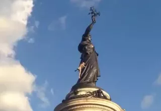 Samedi soir, vers 19h30, le jeune homme a tragiquement chuté en voulant monter sur la robe glissante de Marianne, Place de la République. (Capture d’écran vidéo)