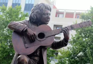 La statue de Manitas de Plata, érigée sur la place Georges-Frêche à Montpellier, a été dévoilée ce jeudi 1er juin en musique, (re)vivez ce moment magique en musique et en vidéos ! (© Nicolas Ethève)