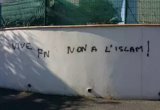 Une semaine avant la tête de sanglier déposée à la mosquée d'Aubagne, des tags racistes et antisémites avaient été découverts à Béziers. (Boudjemaa Laliam/Facebook)