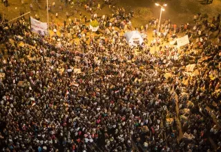  Des groupes de "résistants" tentent désormais d'observer un sit-in sur la place Tahrir. Et il ne sont pas prêts de baisser les bras... (Xinhua)