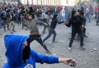 la place Tahrir transformée en champ de bataille... (Xinhua)