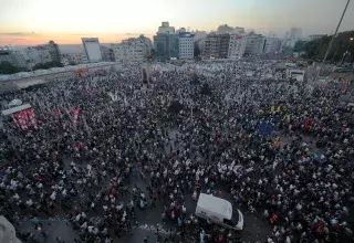 La place Taksim n’en reste pas moins toujours le siège d’une contestation qui n’a pas fini d’ébranler le pouvoir islamo-conservateur... (Xinhua)