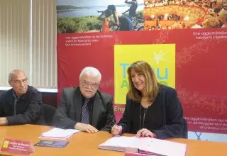 Antoine de Rinaldo, 1er Vice-président de Thau Agglo, et Jany Arnal, Directrice régionale Eau France pour le groupe SUEZ, ont signé une nouvelle politique environnementale afin de préserver la qualité de l’eau de la lagune et des plages du territoire. (© N.E)