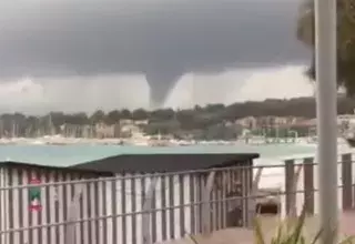 La trombe marine qui a dégénéré en tornade entre la Ciotat et Saint-Cyr a été filmée par un sapeur-pompier des Bouches-du-Rhône.  (© John Liqr/Facebook)