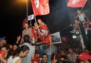 Brandissant des drapeaux tunisiens et des photos de Mohamed Brahmi et Chokri Belaïd, les opposants au pouvoir étaient 40 000 à manifester hier à Tunis. (D R)
