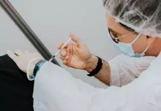 Si l’État avance à peine masqué sur ses intentions d’imposer le vaccin sans directement proposer une loi dans ce sens, c’est d’abord pour des questions logistiques, voire sécuritaires(PHOTO : DR)