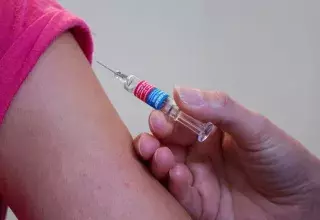 l'essai va tester l'injection d'un premier immunogène, c'est-à-dire d'une substance capable de provoquer une réponse immunitaire, et d'un immunogène de rappel injecté par la suite