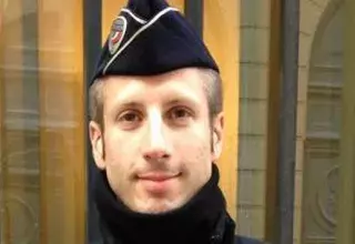 Xavier Jugelé avait 37 ans. Il a été élevé à titre posthume au rang de capitaine et fait chevalier de la Légion d'honneur, suite à son assassinat par Karim Cheurfi, assassinat revendiqué par l'Etat Islamique.