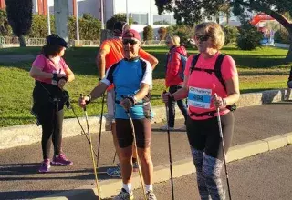 24 marcheurs nordiques aux 23è Foulées Castelnauviennes ont essayé de promouvoir leur sport.