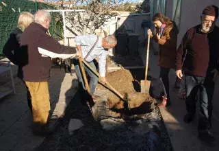 Henri Sultana qui a ouvert son jardin à Frontignan, pour que Robert Morez puisse procéder à sa démonstration d’analyse du sol, opération toujours conseillée, avant de commencer à cultiver un terrain pour la première fois.